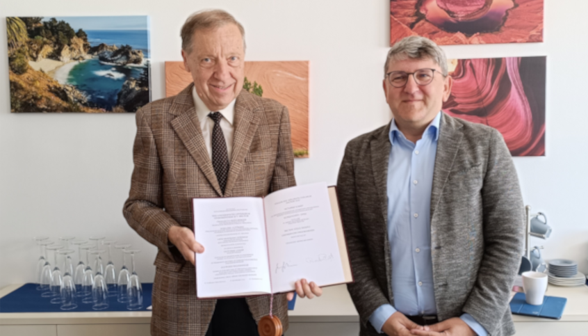 Professor Losert und Dekan Bot bei der Verleihung des Diploms